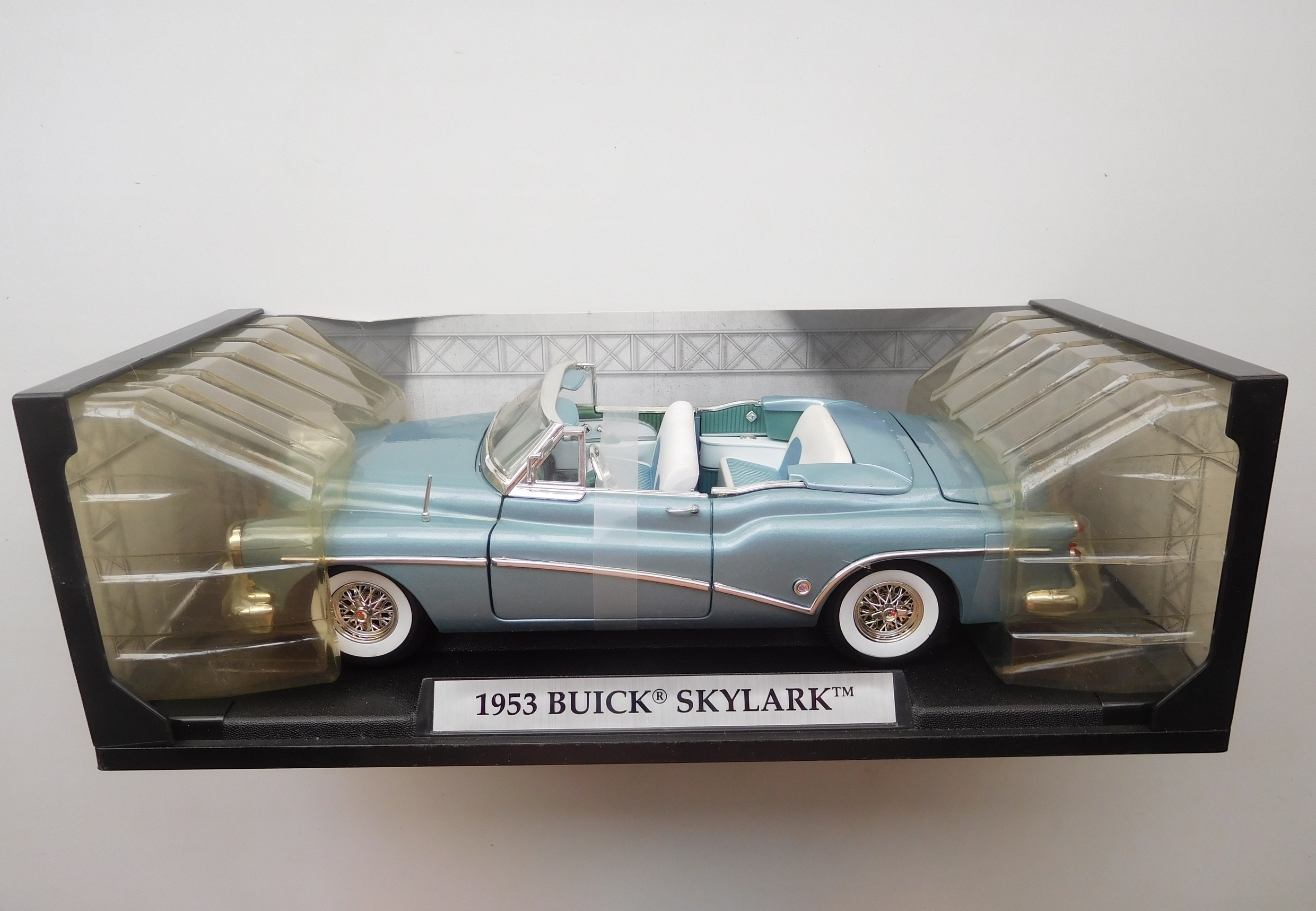 Масштабная модель 1:18 Американский двухдверный кабриолет Buick Skylark, образца 1953 года (MotorMax)
