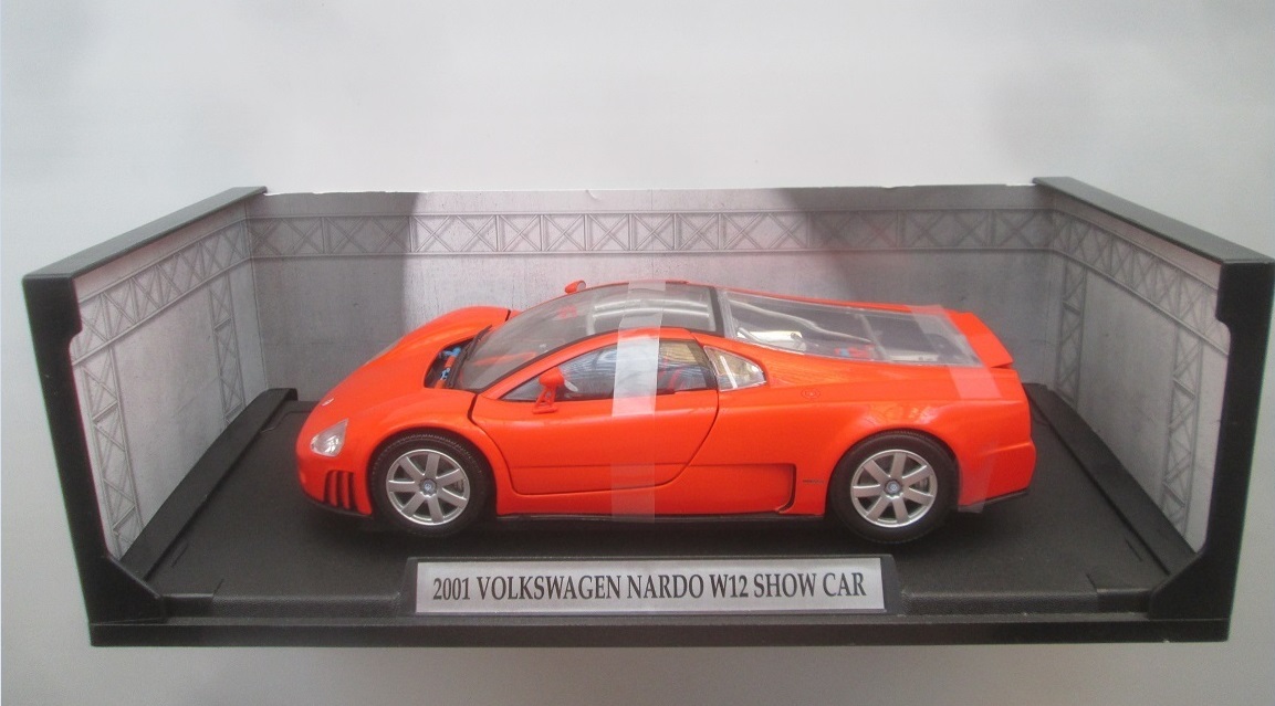Масштабная модель 1:18 Прототип, концепт-кар Volkswagen W12 Nardo Shou Car, красно-оранжевый (MotorMax)