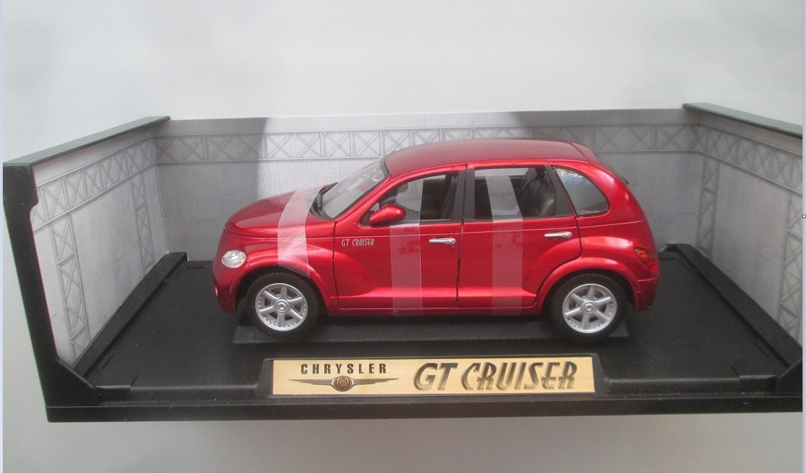 Масштабная модель 1:18 Легковой автомобиль Chrysler GT Cruiser, красный металлик (MotorMax)