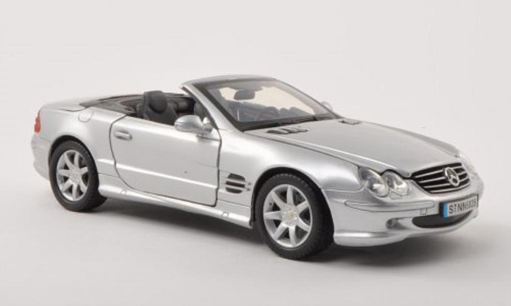 Масштабная модель 1:18 Легковой автомобиль Mercedes-Benz SL500, R230, 2002 г., складная крыша, серебристый (MotorMax)