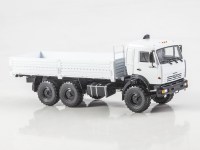 Масштабная модель 1:43 Трехосный полноприводный бортовой грузовик 6х6 КамАЗ-43118, дорестайлинг, без тента, белый, Автоистория (АИСТ)
