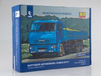 Сборная модель 1:43 Трехосный бортовой грузовой автомобиль КАМАЗ-65117, дорестайлинг, с тентом (AVD Models)