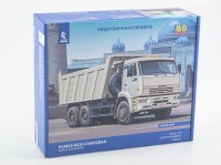 Сборная модель 1:43 Трехосный строительный самосвал 6х4 КАМАЗ-6520, ранний (AVD Models)
