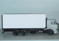 Сборная модель 1:43 Изотермический фургон, длина 7,8 м, высота 2,5 м для грузового автомобиля 6х4 -65117 от SSM, AVD, АИСТ, ПАО КАМАЗ (Клен)