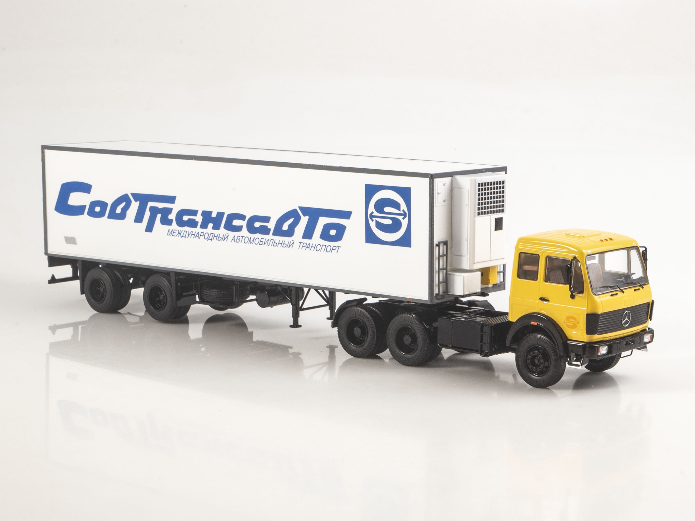 Масштабная модель 1:43 Седельный тягач 6х4 Мерседес, Mercedes-Benz NG2232 с полуприцепом-рефрижиратором Lamberet, Совтрансавто, Start Scale Models (SSM)